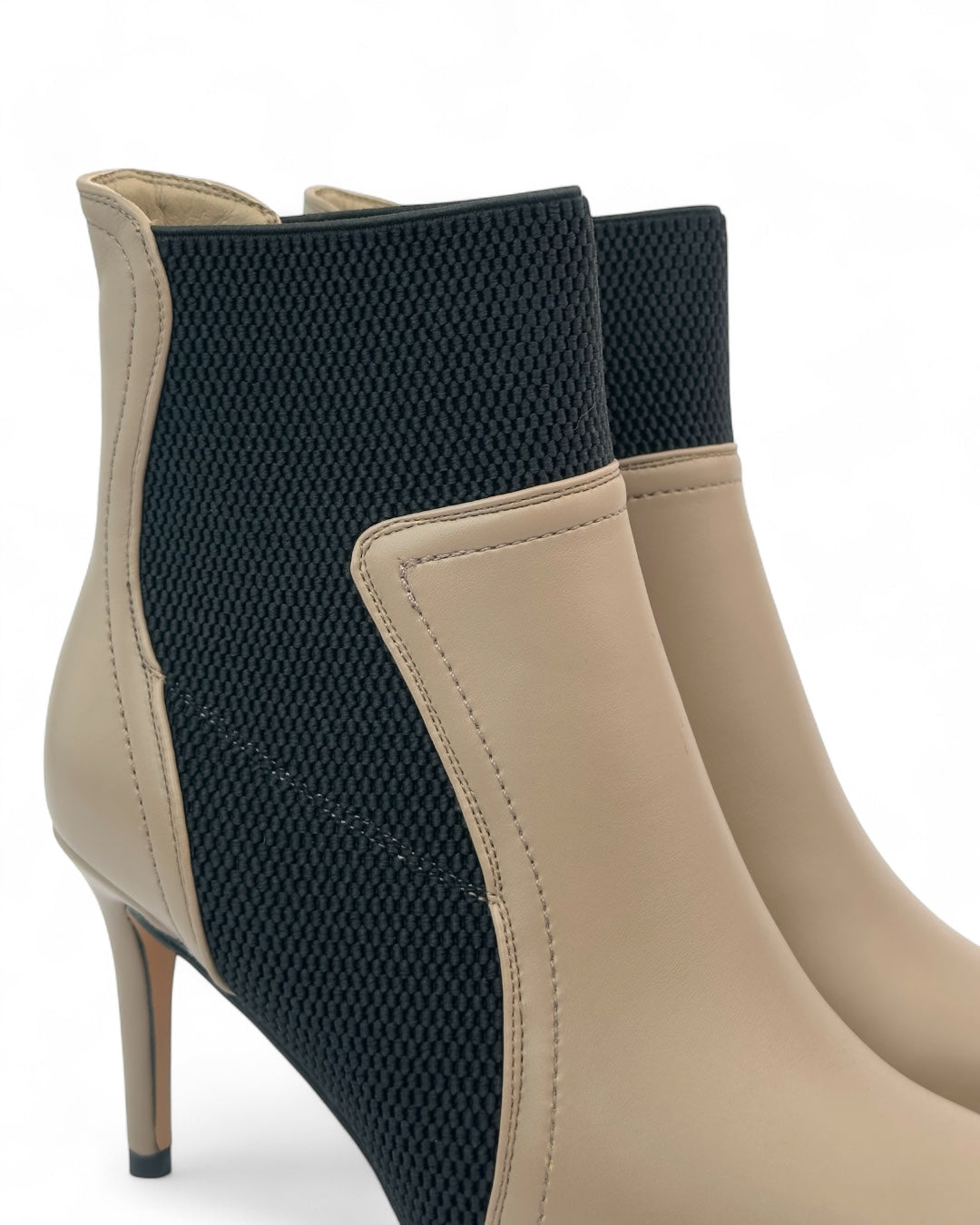 حذاء ذو مقدمة مدببة مع لوحة جانبية قابلة للتمدد