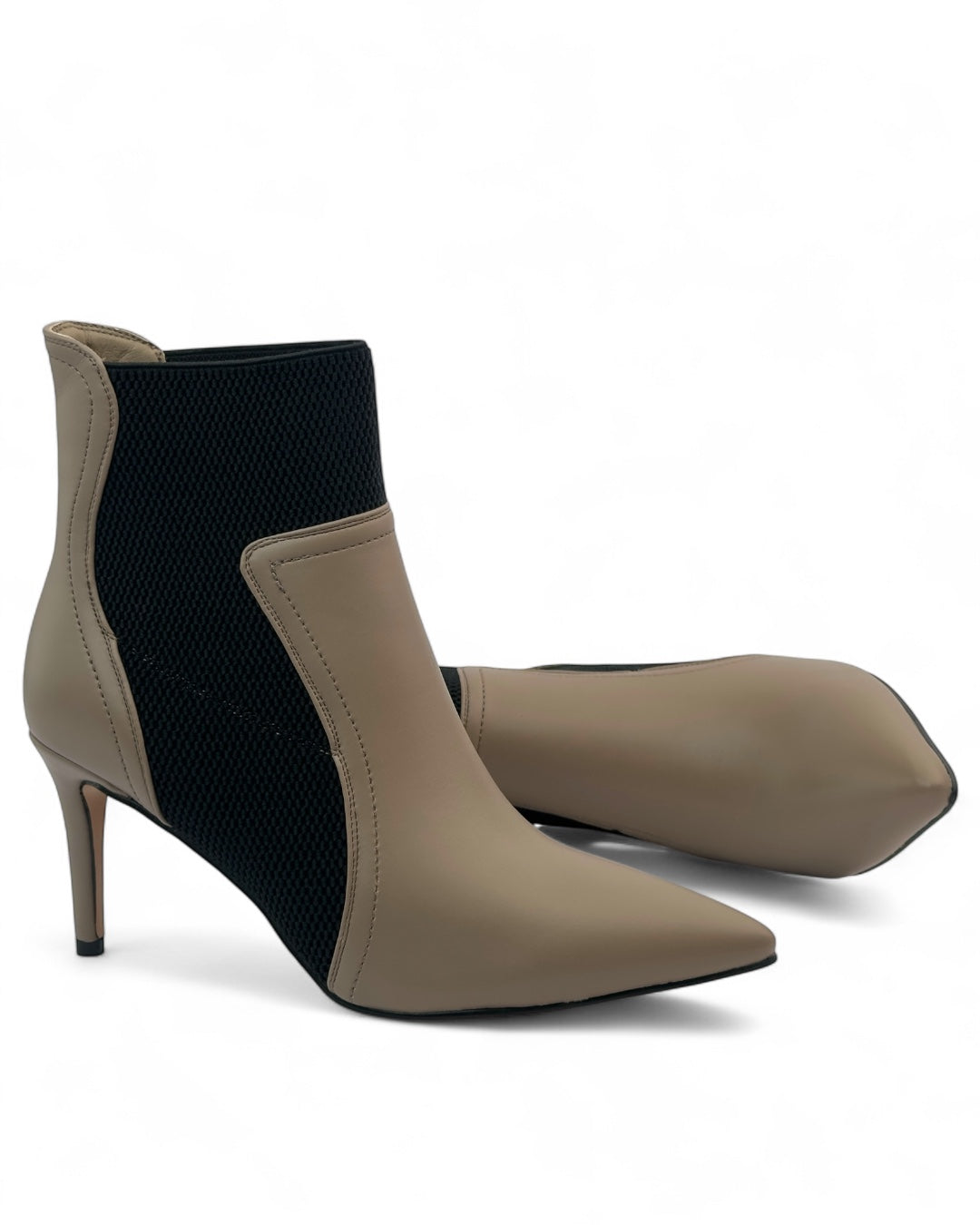 حذاء ذو مقدمة مدببة مع لوحة جانبية قابلة للتمدد