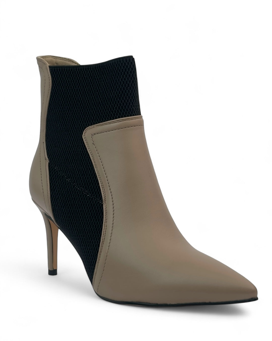 حذاء ذو مقدمة مدببة مع لوحة جانبية قابلة للتمدد