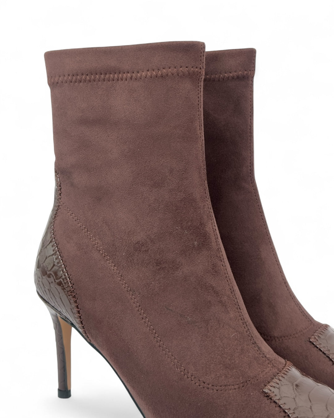 حذاء ذو مقدمة وكعب بنقشة جلد التمساح