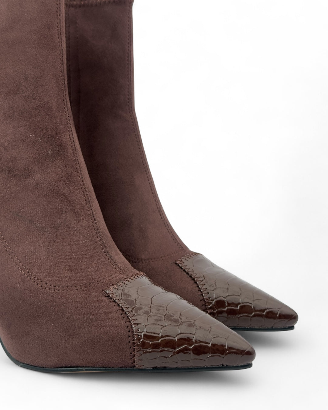 حذاء ذو مقدمة وكعب بنقشة جلد التمساح