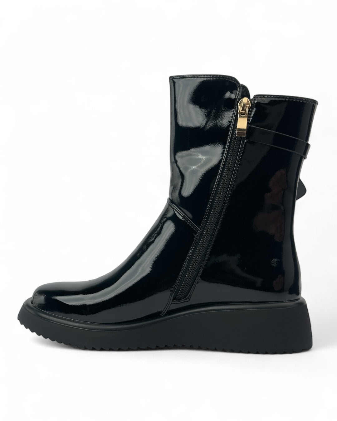 حذاء من الجلد الأملس بنعل سميك