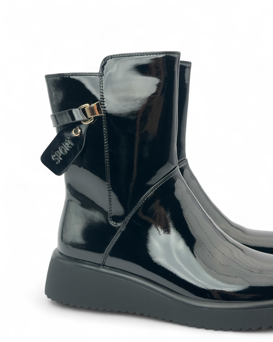 حذاء من الجلد الأملس بنعل سميك