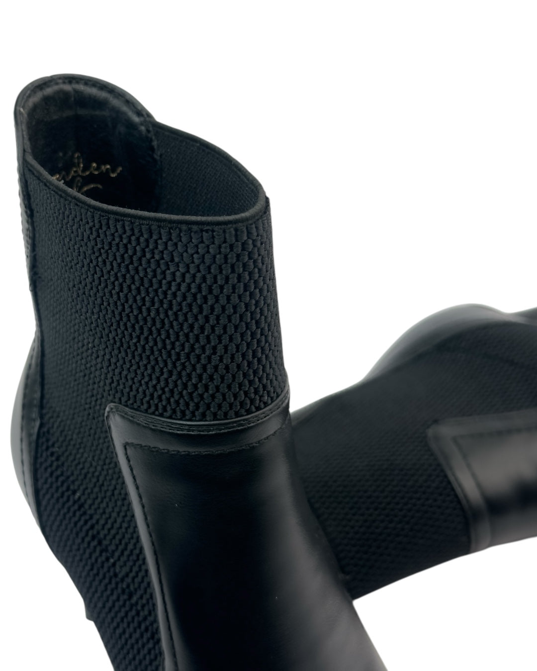 حذاء ذو مقدمة مدببة مع لوحة جانبية قابلة للتمدد