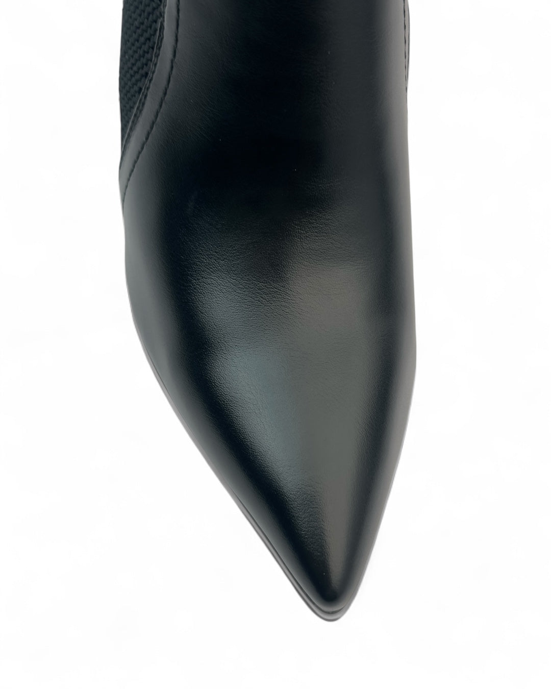 حذاء ذو مقدمة مدببة مع لوحة جانبية قابلة للتمدد