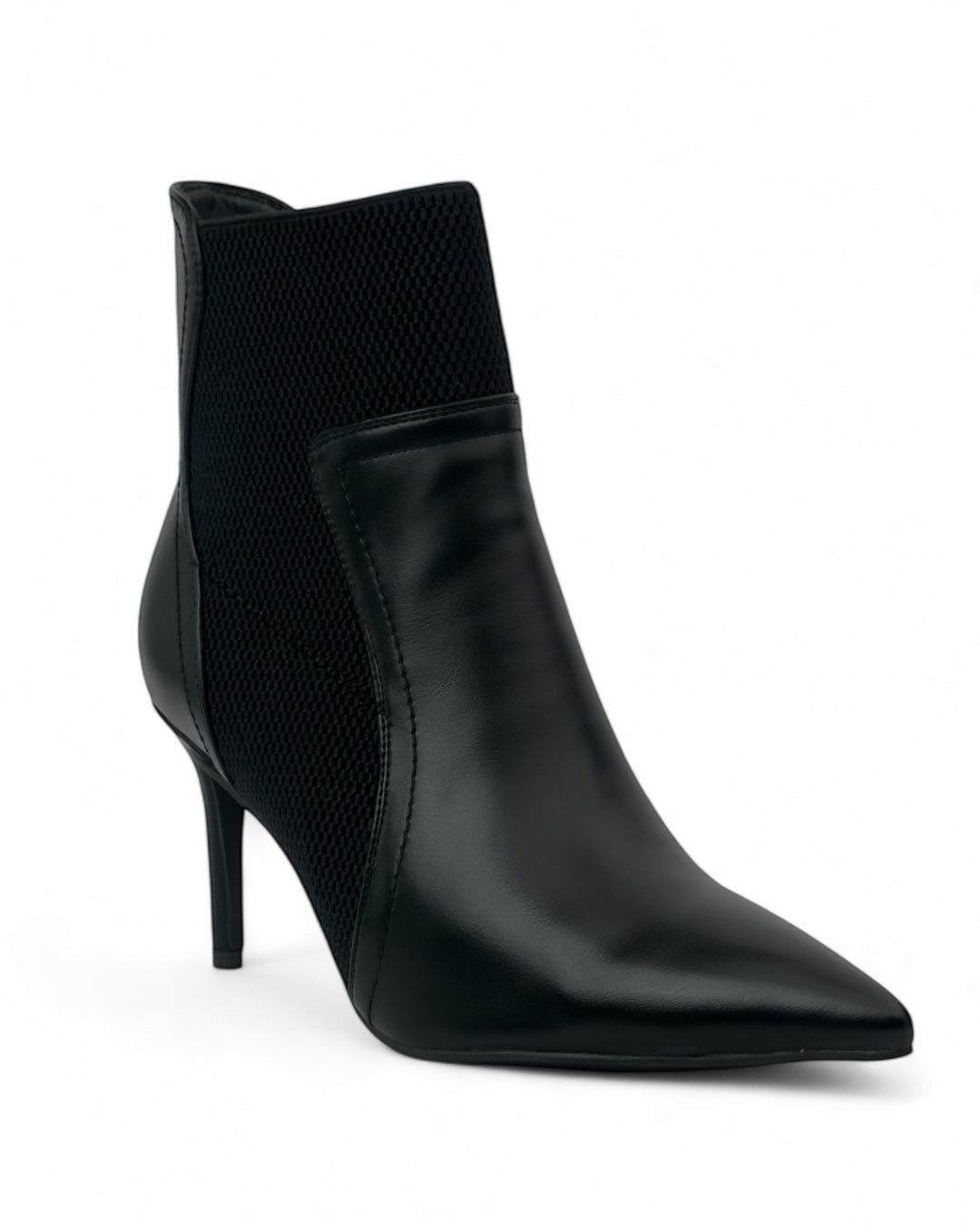 حذاء ذو مقدمة مدببة مع لوحة جانبية قابلة للتمدد