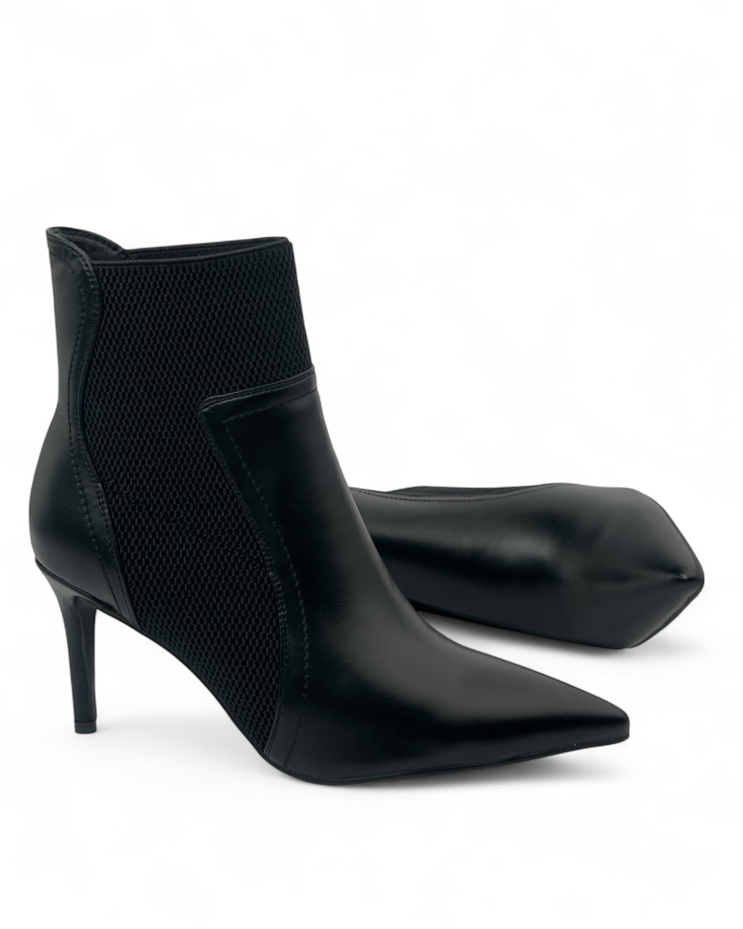 حذاء ذو مقدمة مدببة مع لوحة جانبية قابلة للتمدد