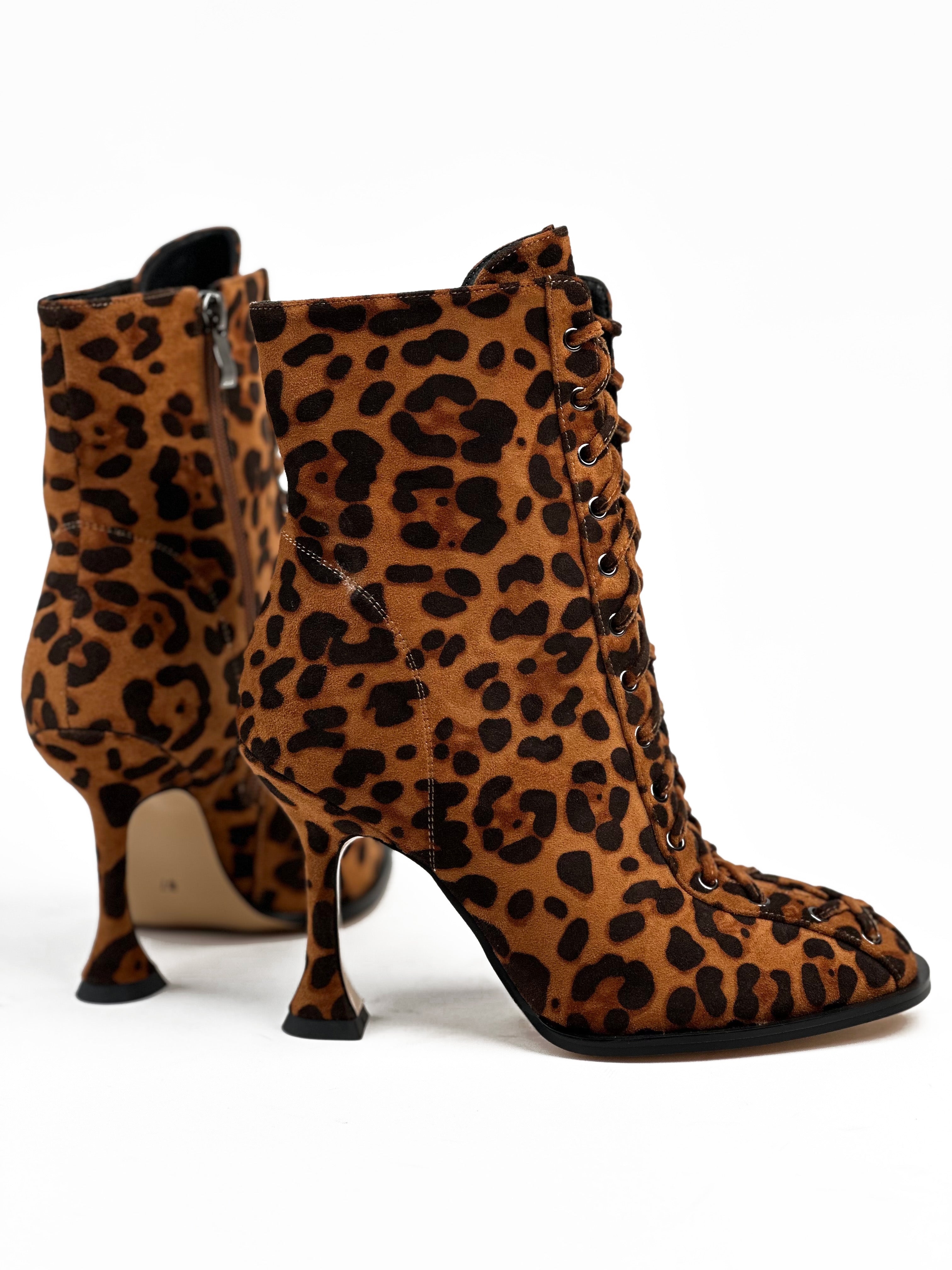 حذاء من جلد الغزال يصل إلى منتصف الساق