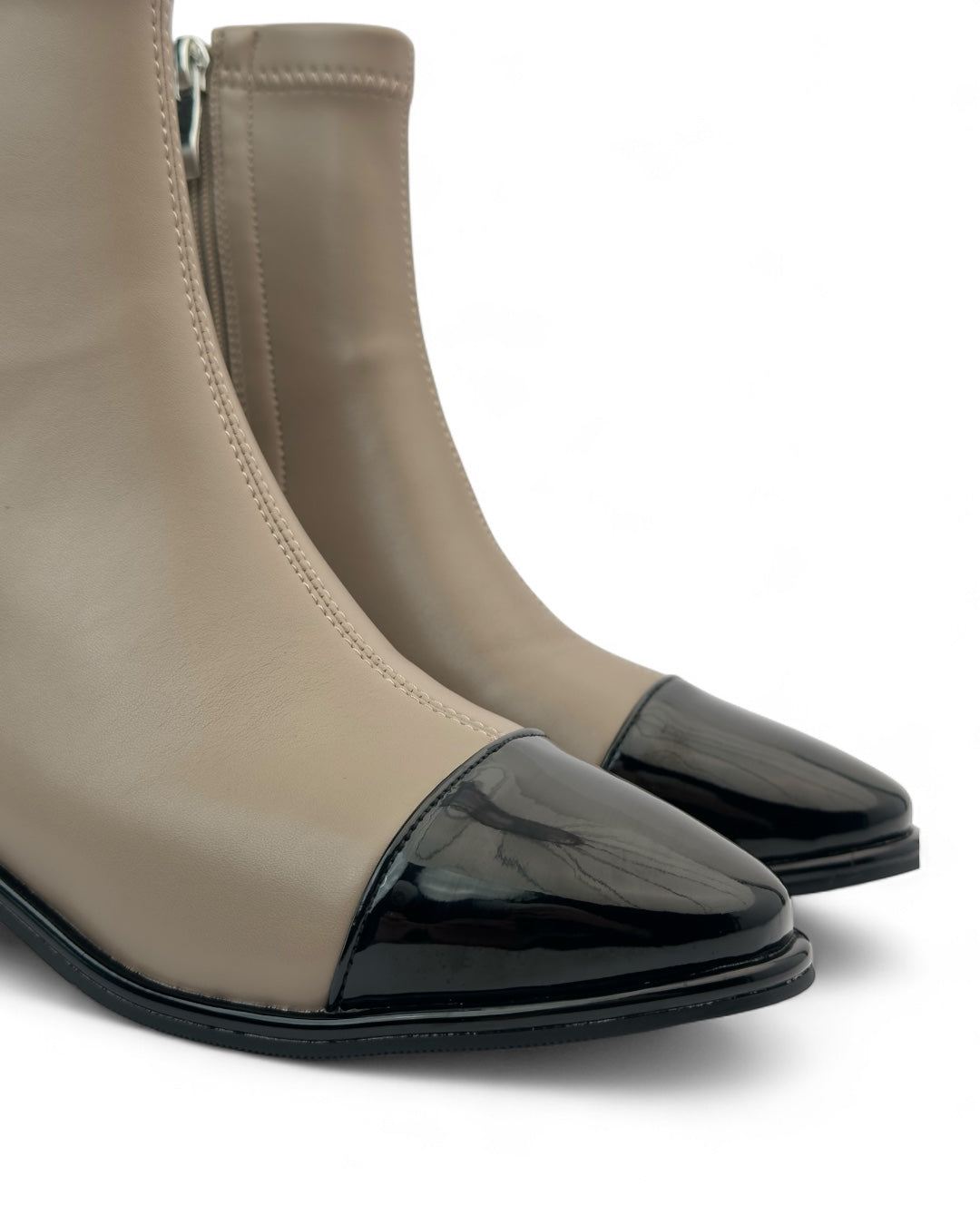 حذاء ذو مقدمة سوداء لامعة وكعب مربع