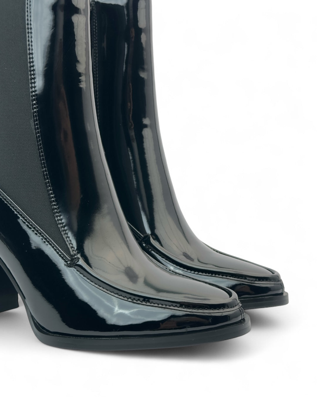 حذاء تشيلسي من الجلد ذو مقدمة مربعة