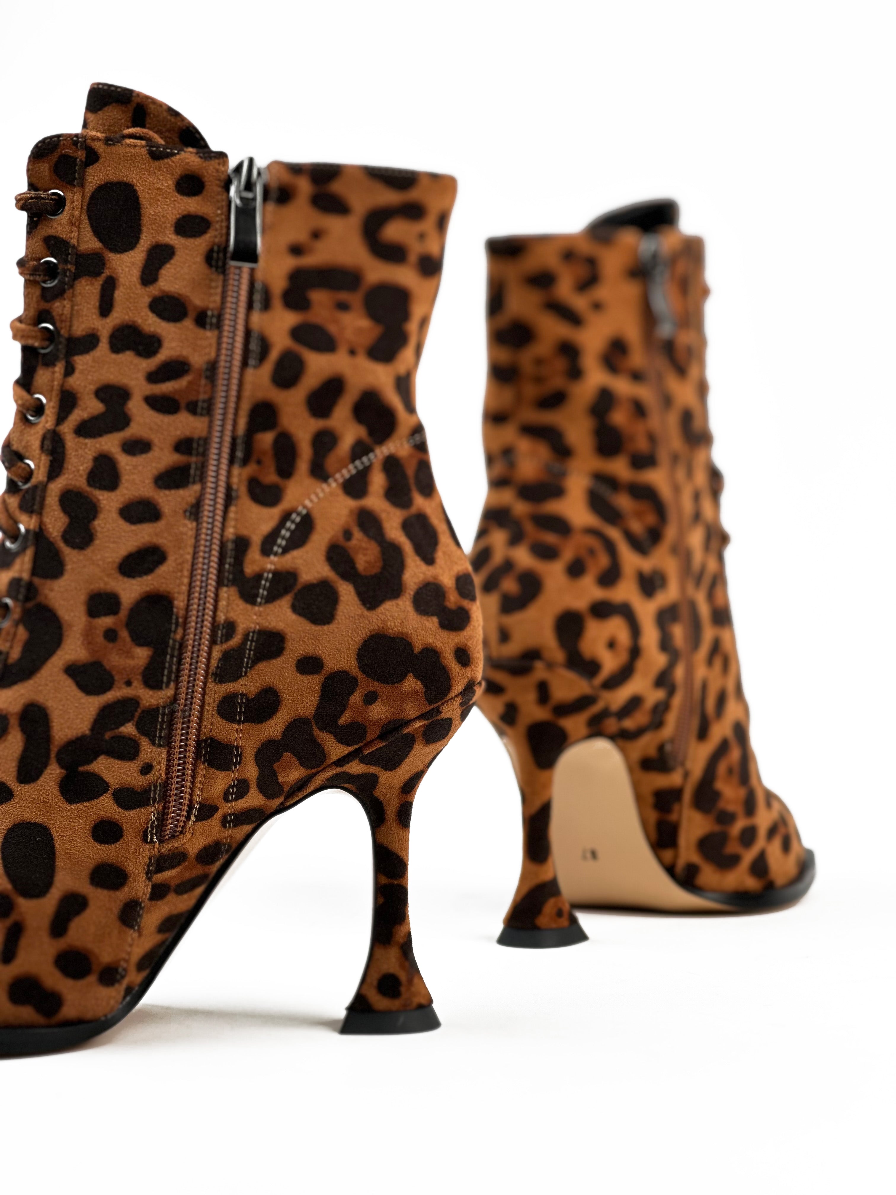 حذاء من جلد الغزال يصل إلى منتصف الساق