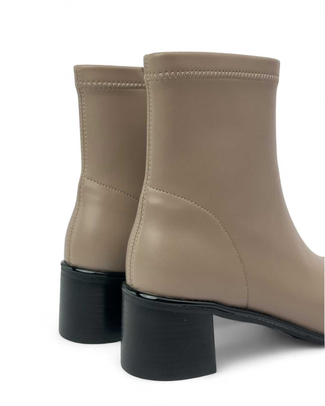 حذاء ذو مقدمة سوداء لامعة وكعب مربع