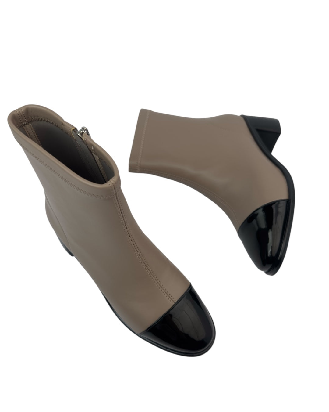 حذاء ذو مقدمة سوداء لامعة وكعب مربع