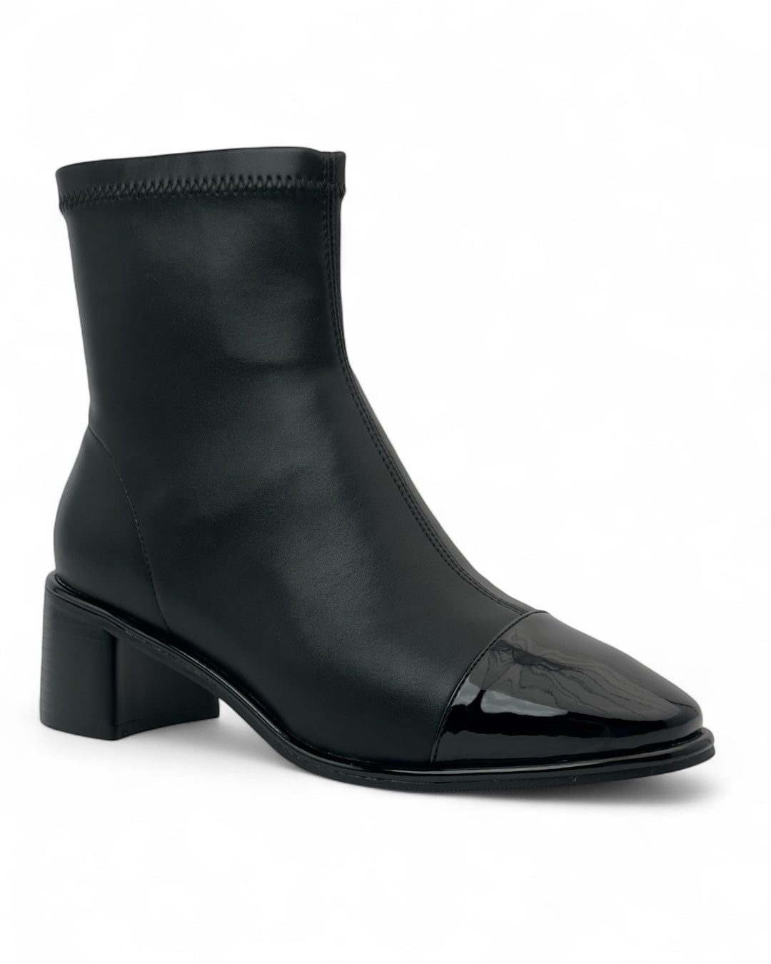 حذاء ذو مقدمة سوداء لامعة وكعب مربع