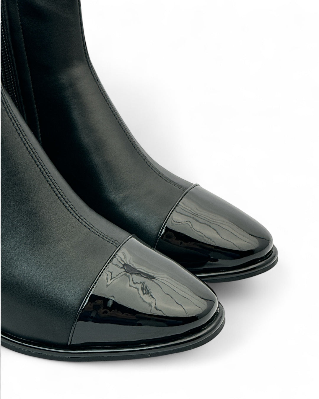 حذاء ذو مقدمة سوداء لامعة وكعب مربع