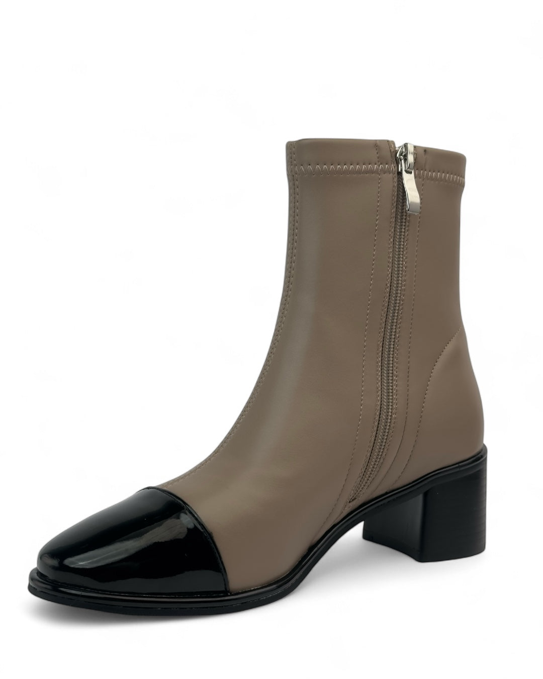 حذاء ذو مقدمة سوداء لامعة وكعب مربع