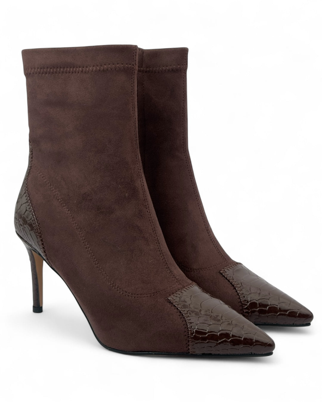 حذاء ذو مقدمة وكعب بنقشة جلد التمساح