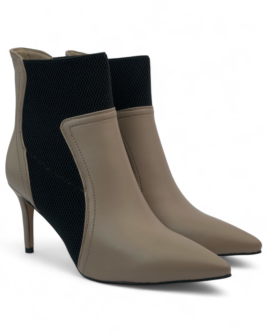 حذاء ذو مقدمة مدببة مع لوحة جانبية قابلة للتمدد