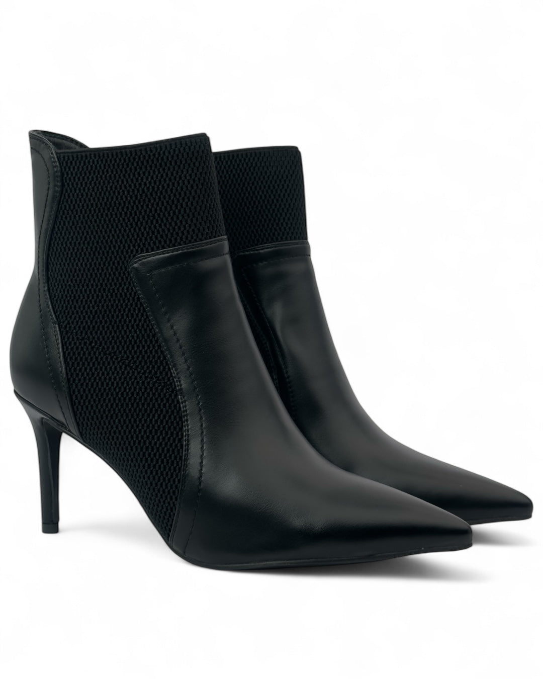 حذاء ذو مقدمة مدببة مع لوحة جانبية قابلة للتمدد