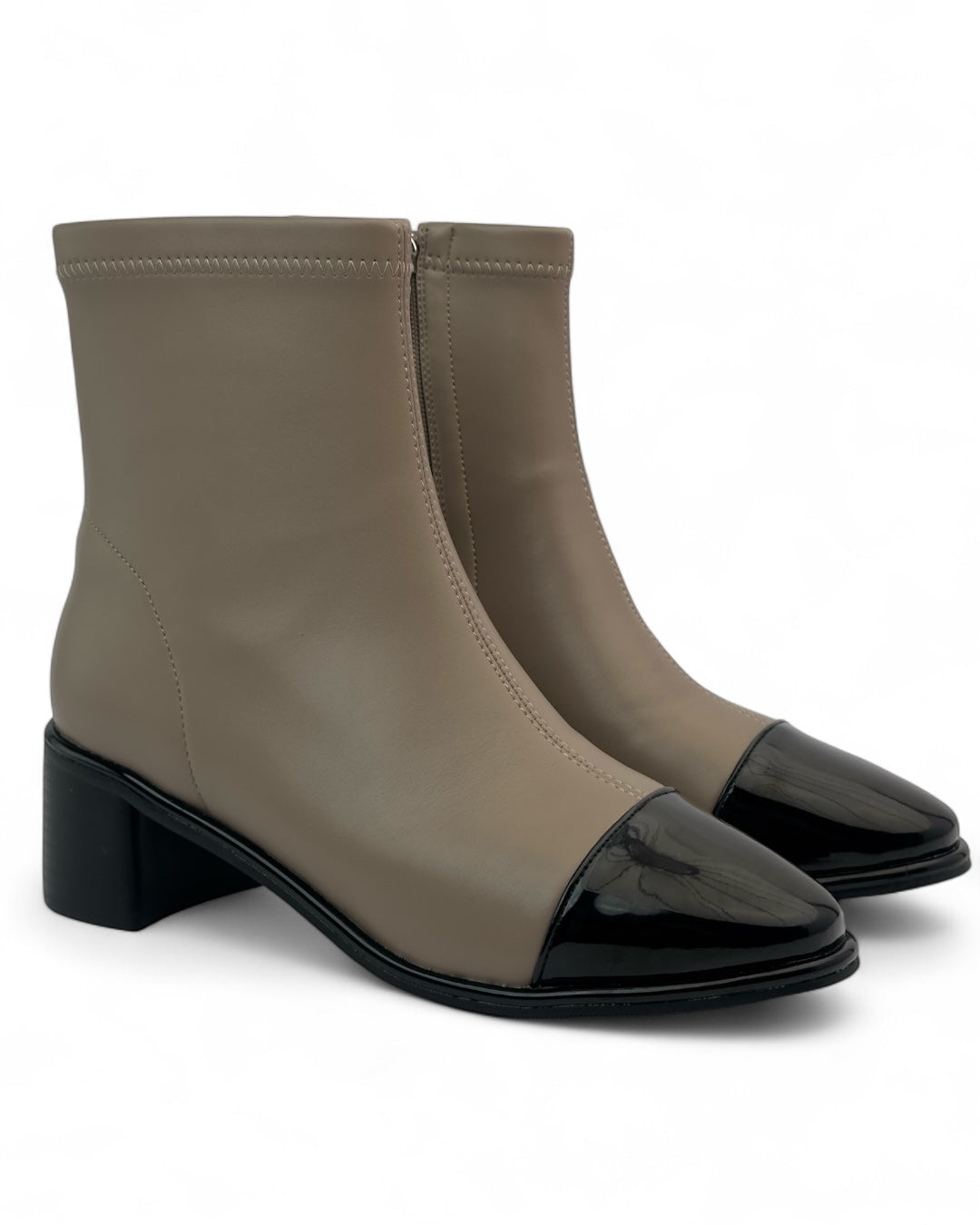 حذاء ذو مقدمة سوداء لامعة وكعب مربع