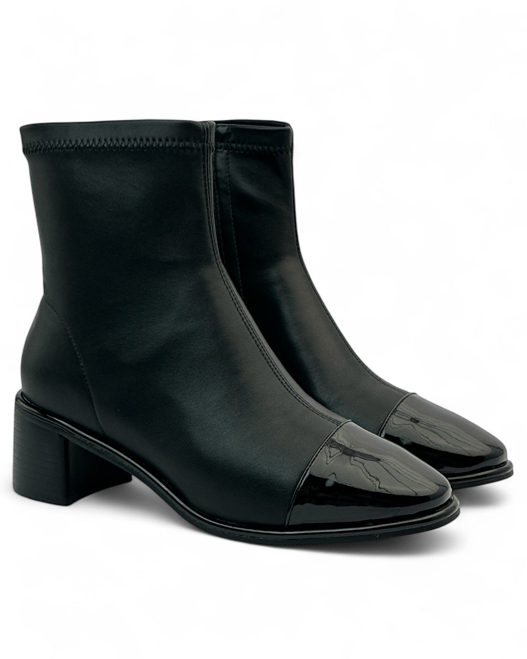 حذاء ذو مقدمة سوداء لامعة وكعب مربع