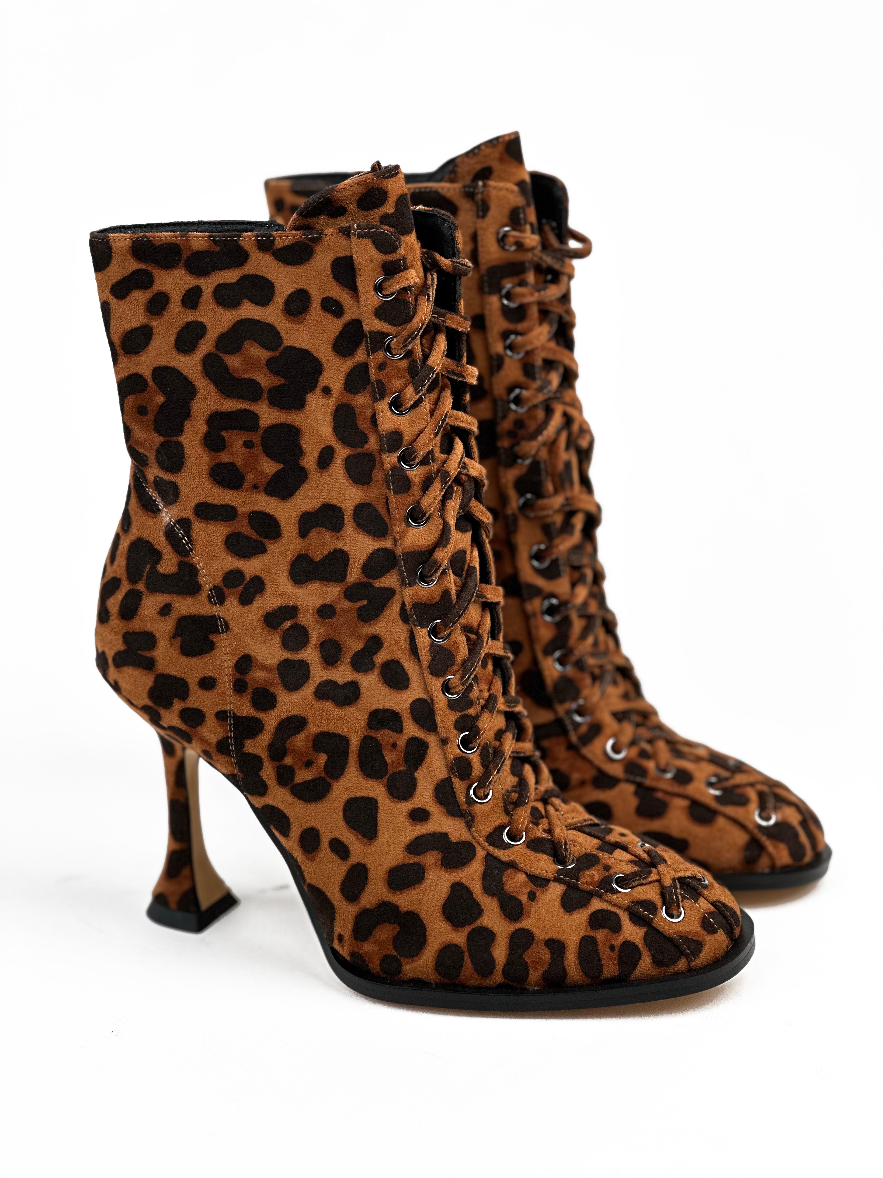 حذاء من جلد الغزال يصل إلى منتصف الساق