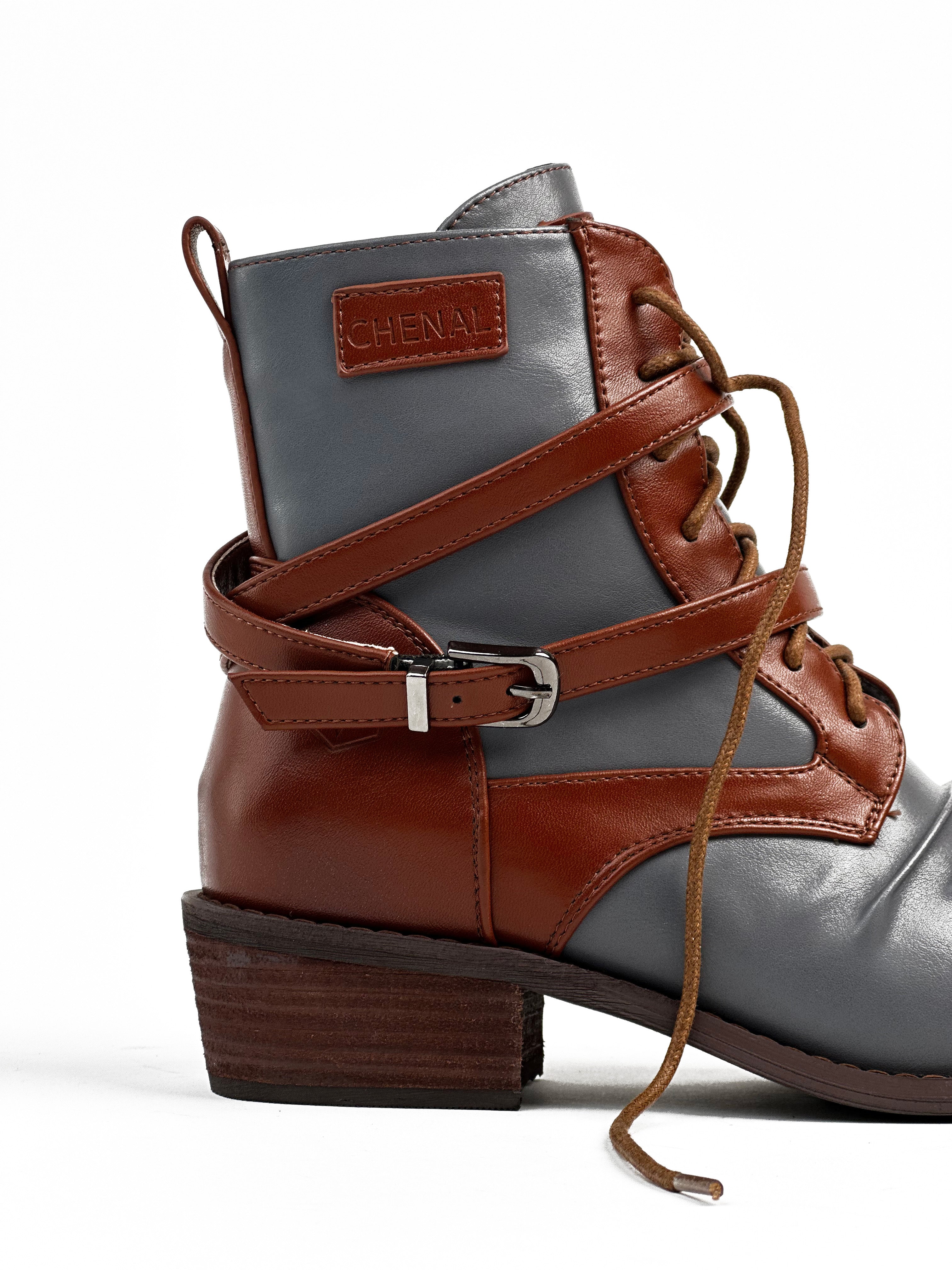 מגף עור קצר בצבעי חום וכחול