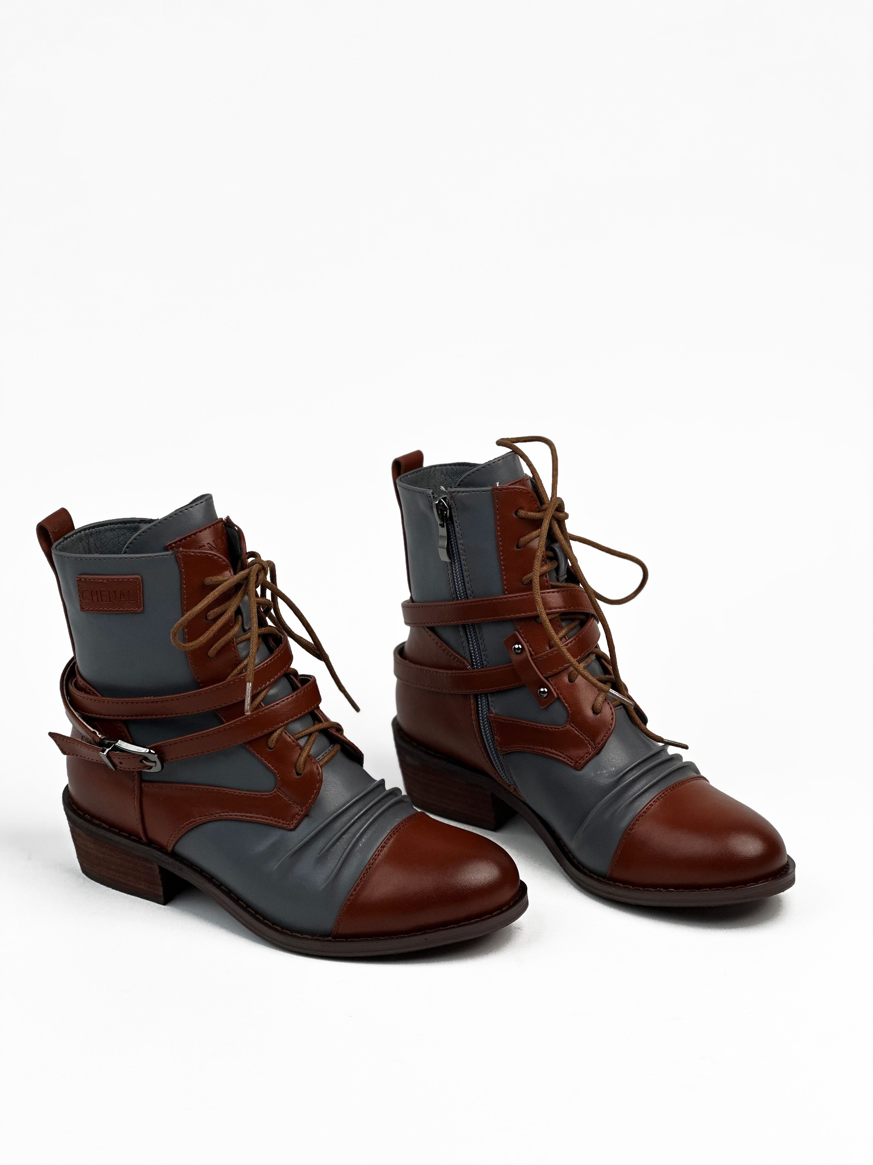 מגף עור קצר בצבעי חום וכחול