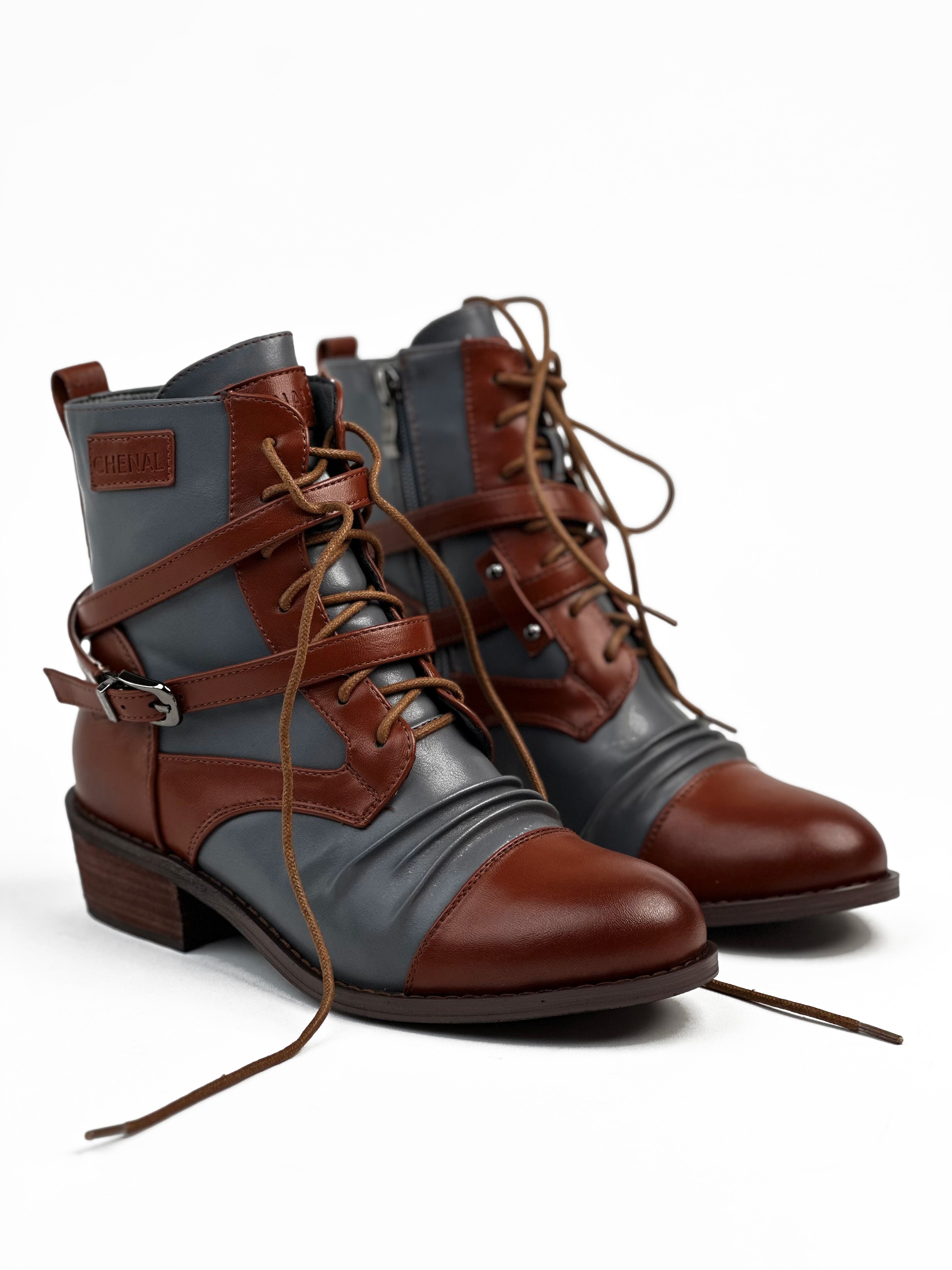 حذاء قصير من الجلد باللونين البني والأزرق