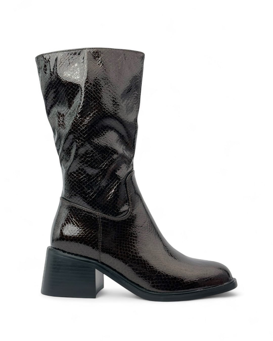 حذاء لامع بنقشة جلد الثعبان