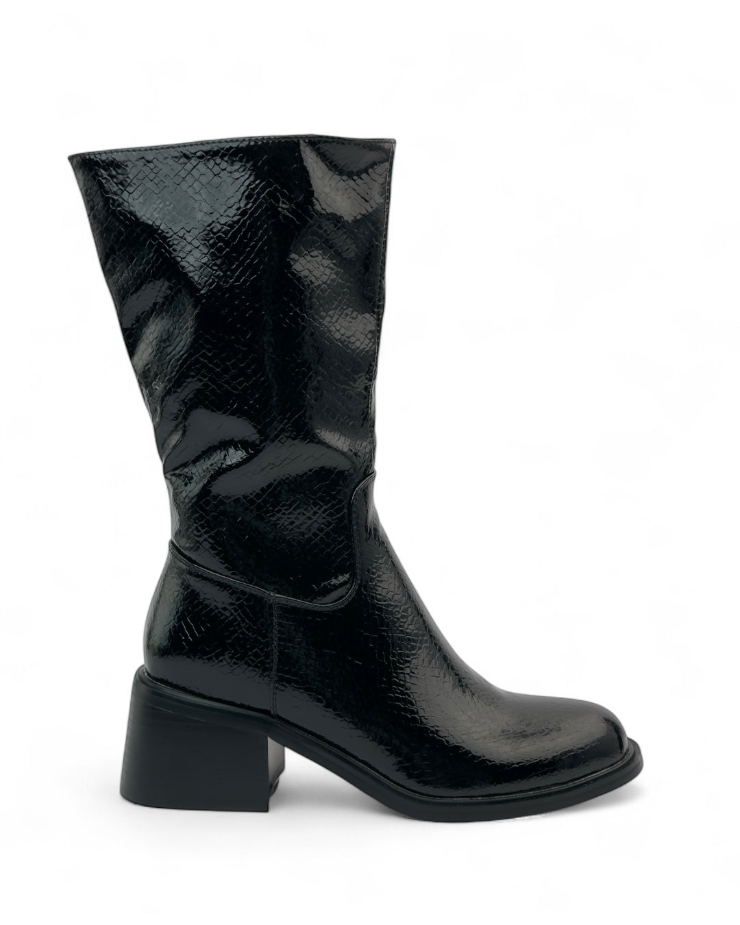 حذاء لامع بنقشة جلد الثعبان