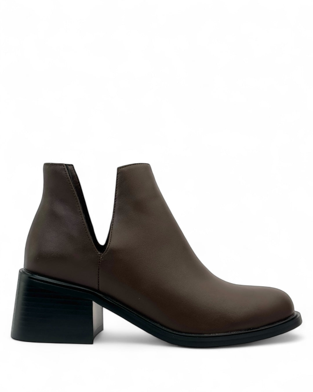 حذاء كلاسيكي قصير من الجلد مع فتحة جانبية على شكل حرف V