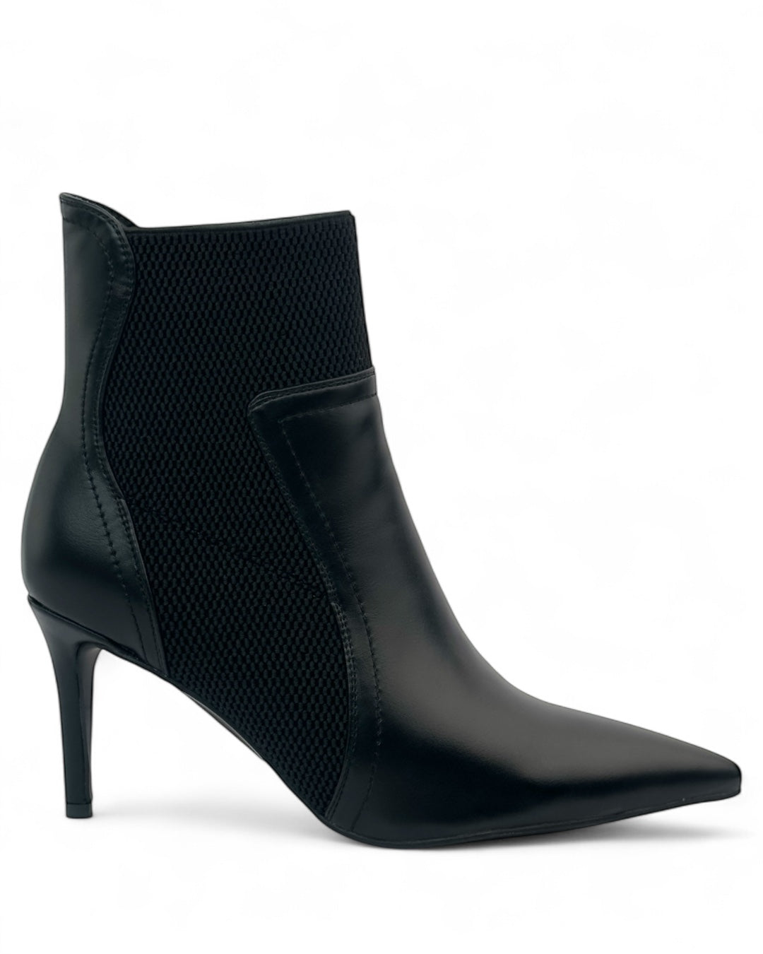 حذاء ذو مقدمة مدببة مع لوحة جانبية قابلة للتمدد