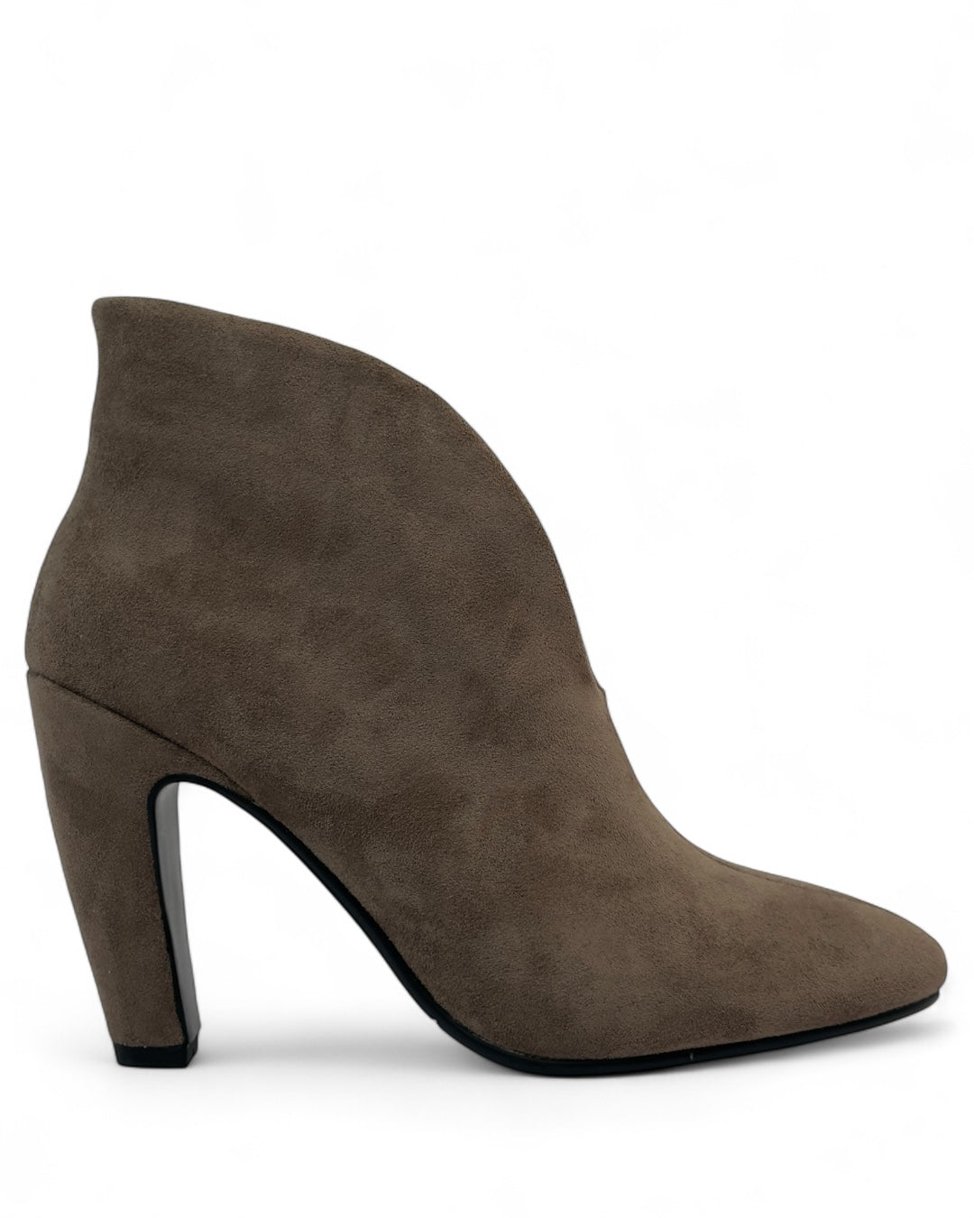 حذاء من جلد الغزال بكعب سميك وفتحة أمامية