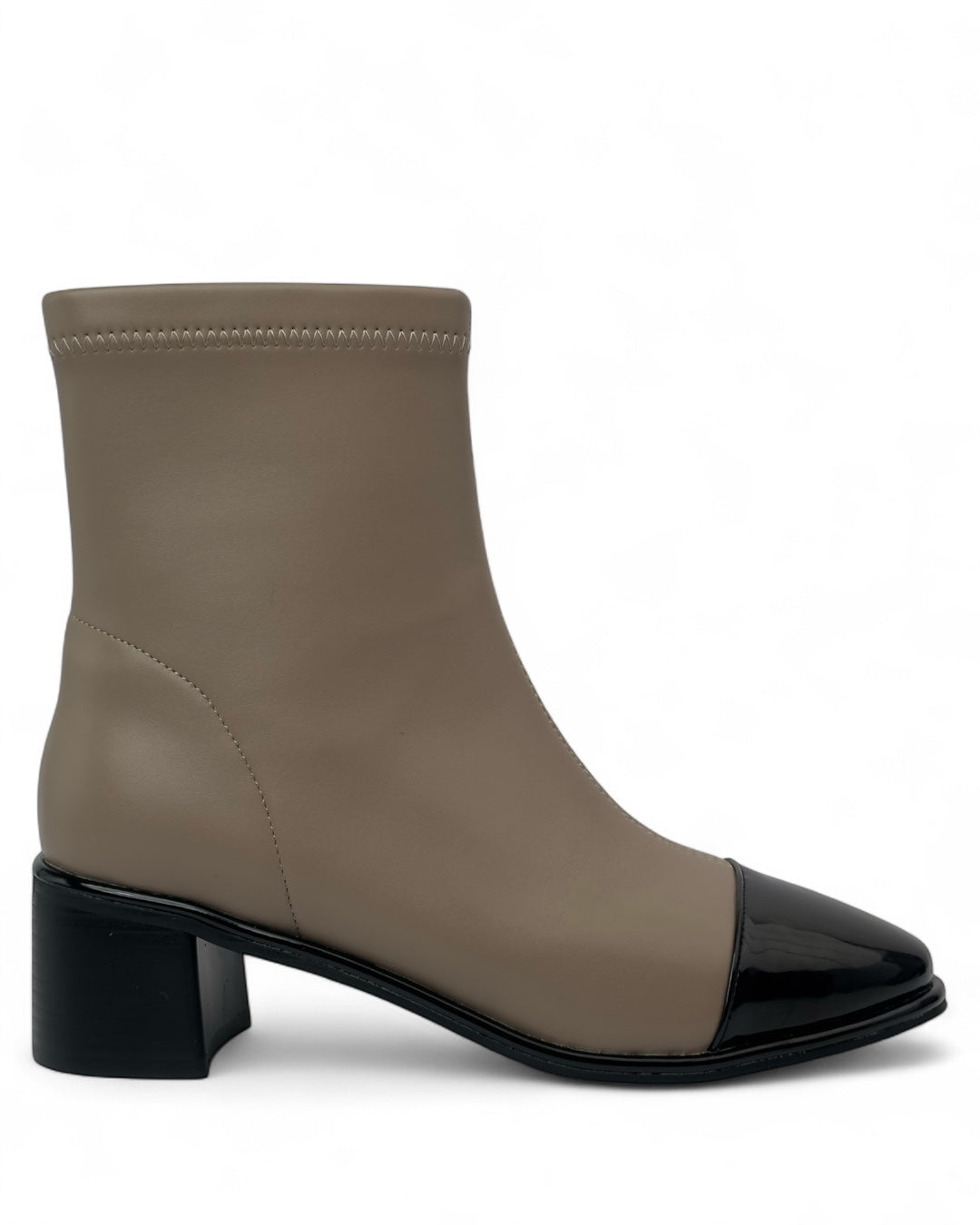 حذاء ذو مقدمة سوداء لامعة وكعب مربع