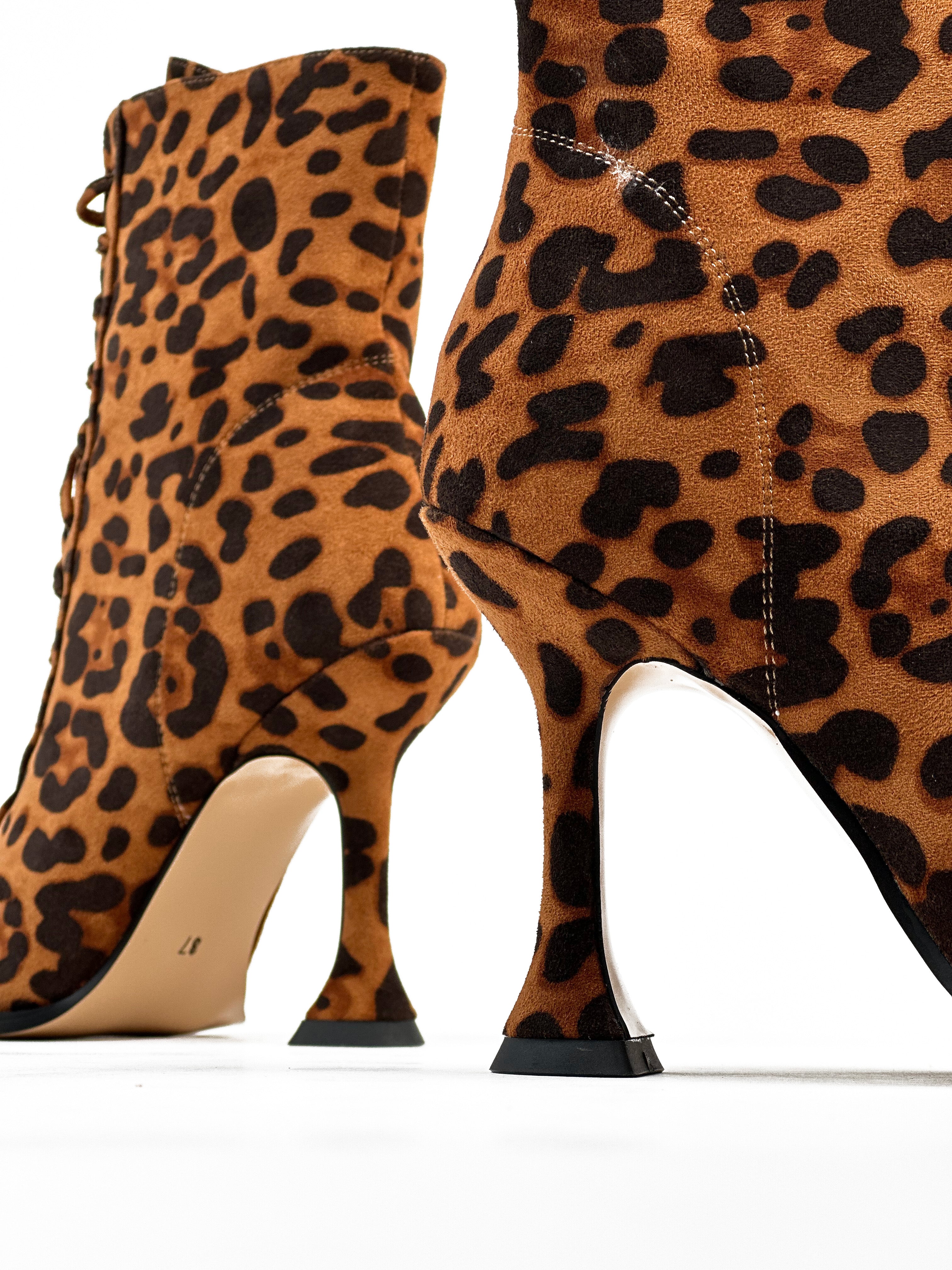 حذاء من جلد الغزال يصل إلى منتصف الساق