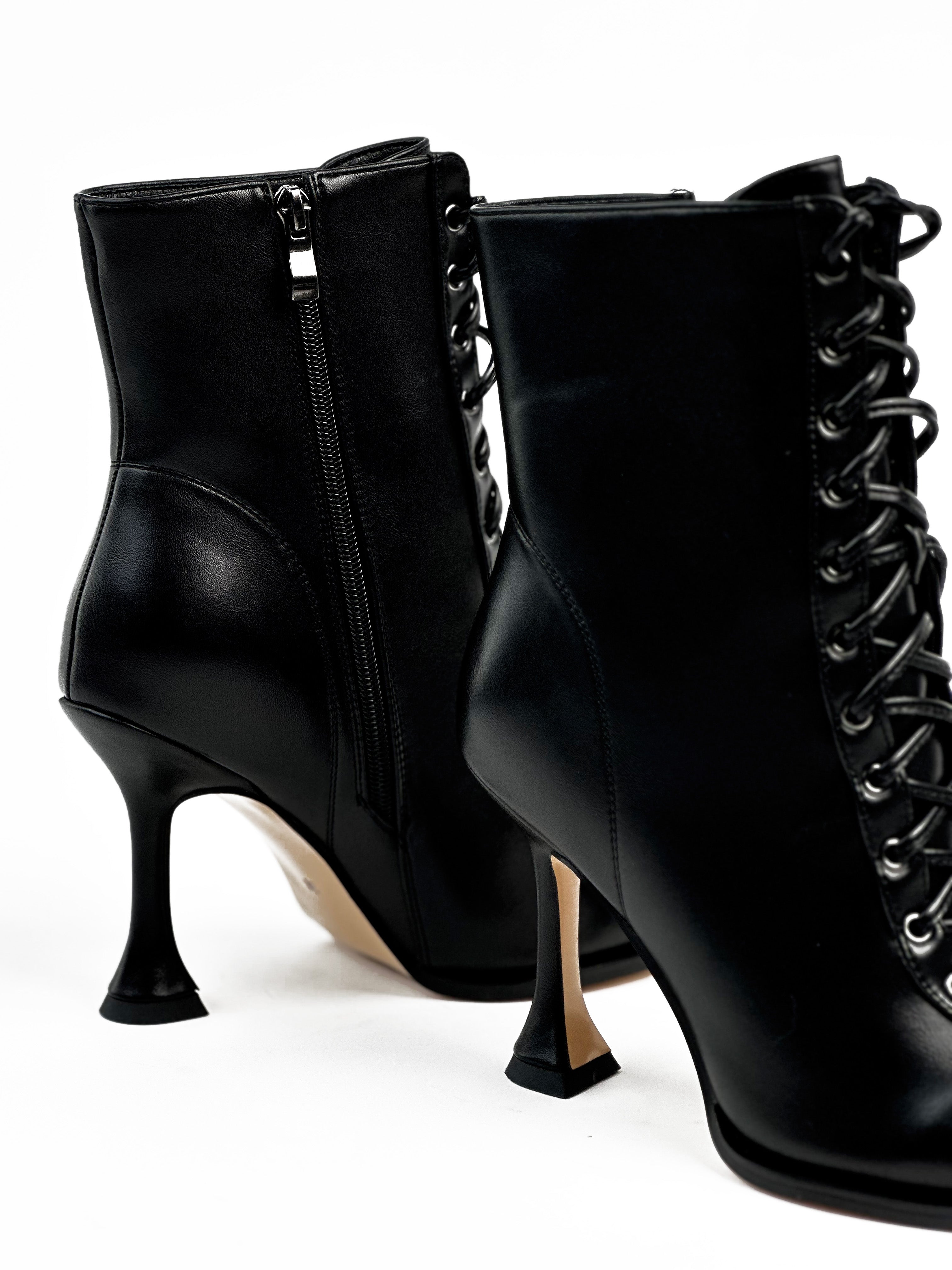 حذاء من جلد الغزال يصل إلى منتصف الساق