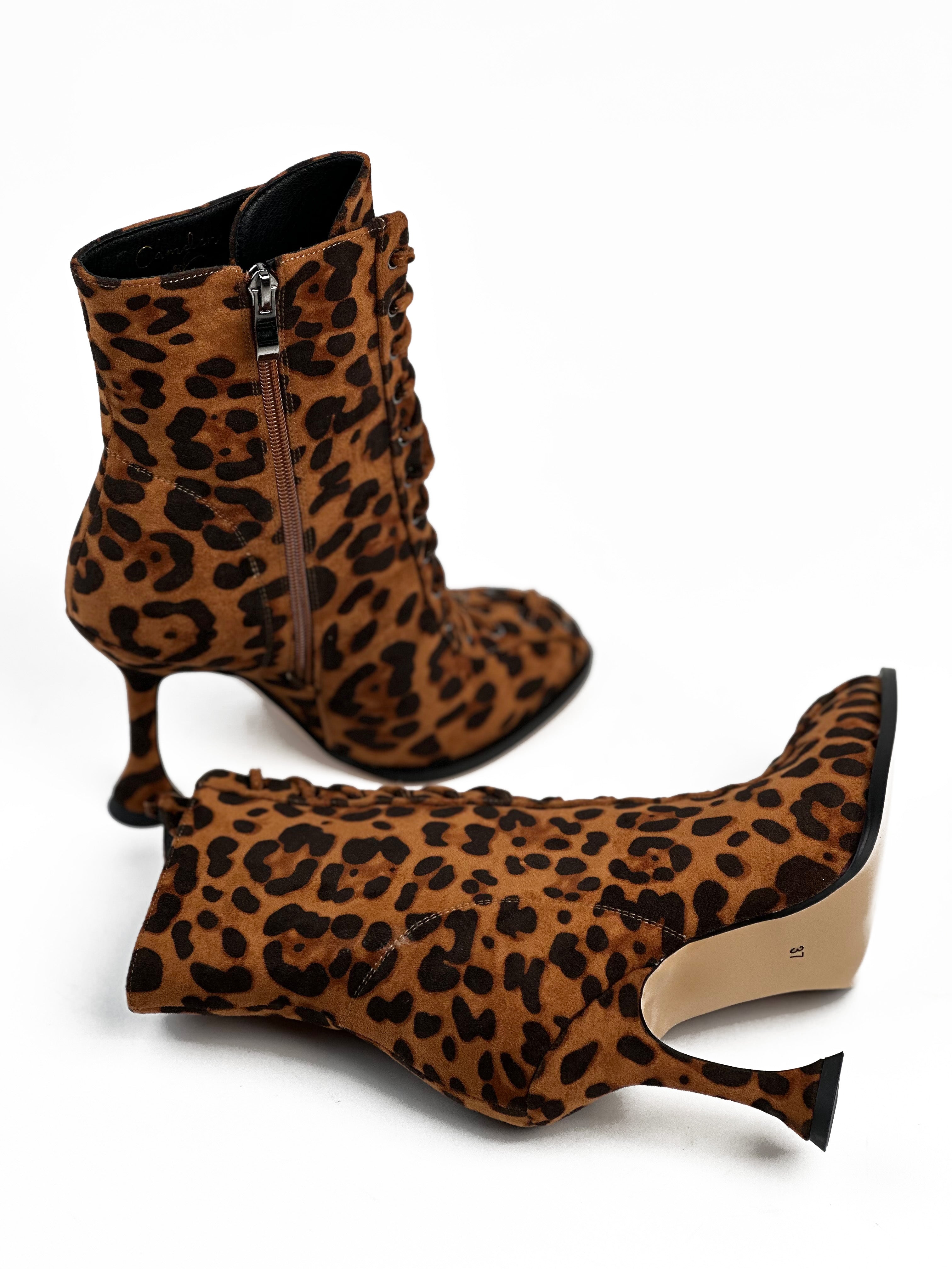 حذاء من جلد الغزال يصل إلى منتصف الساق