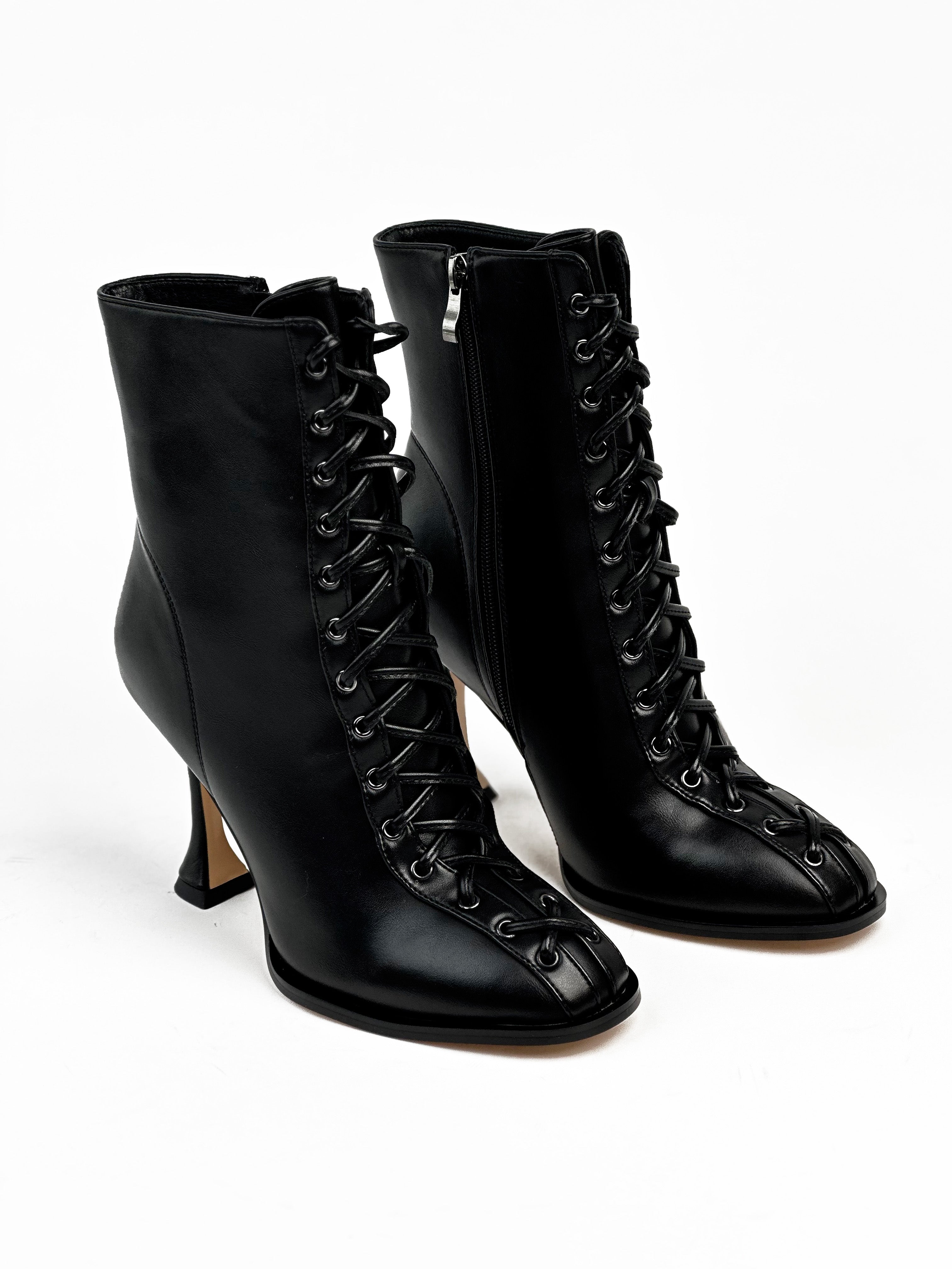 حذاء من جلد الغزال يصل إلى منتصف الساق