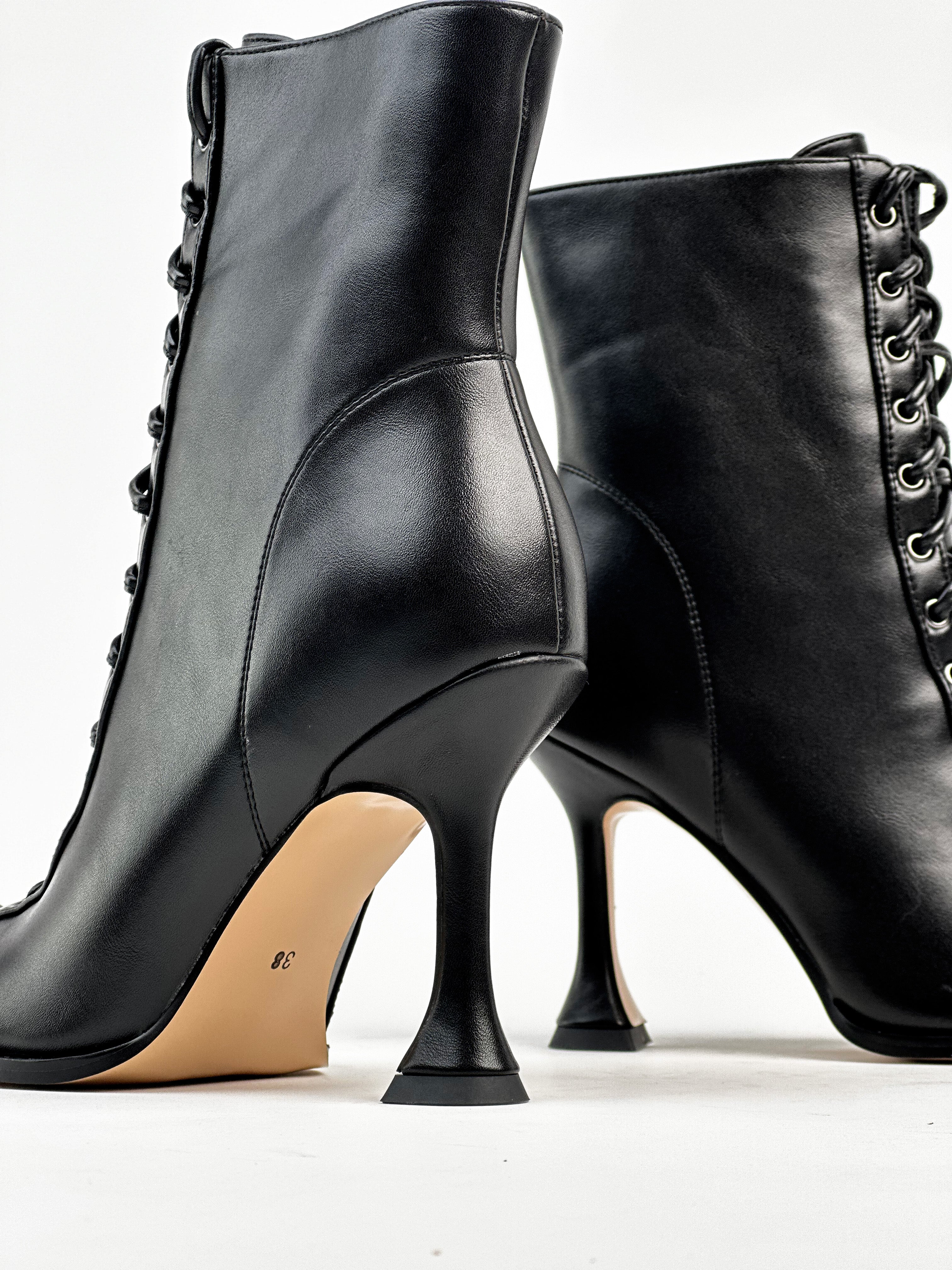 حذاء من جلد الغزال يصل إلى منتصف الساق