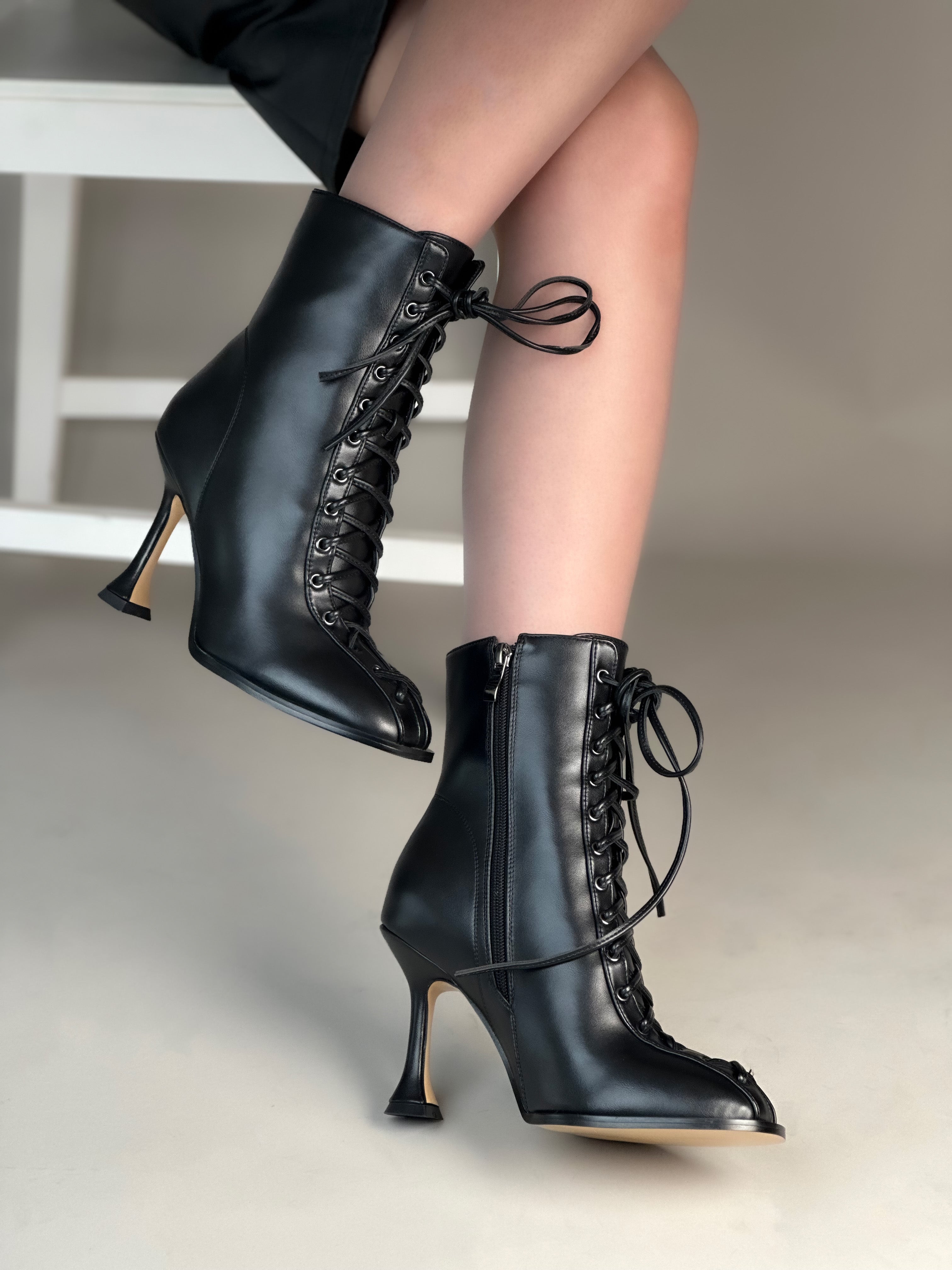 حذاء من جلد الغزال يصل إلى منتصف الساق