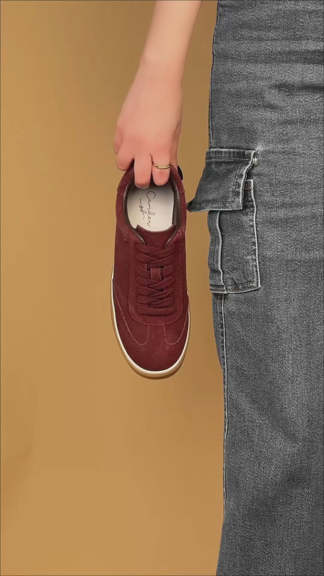 حذاء رياضي مخملي بنعل من الكريب