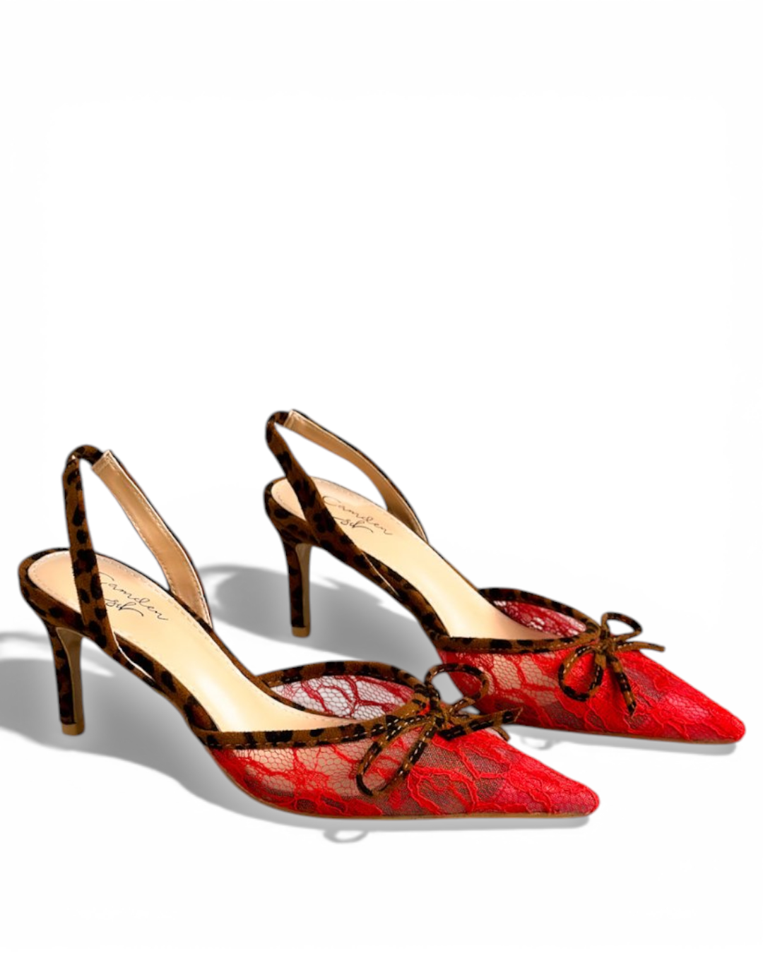 حذاء بكعب عالٍ من الدانتيل الأحمر ونقشة الفهد