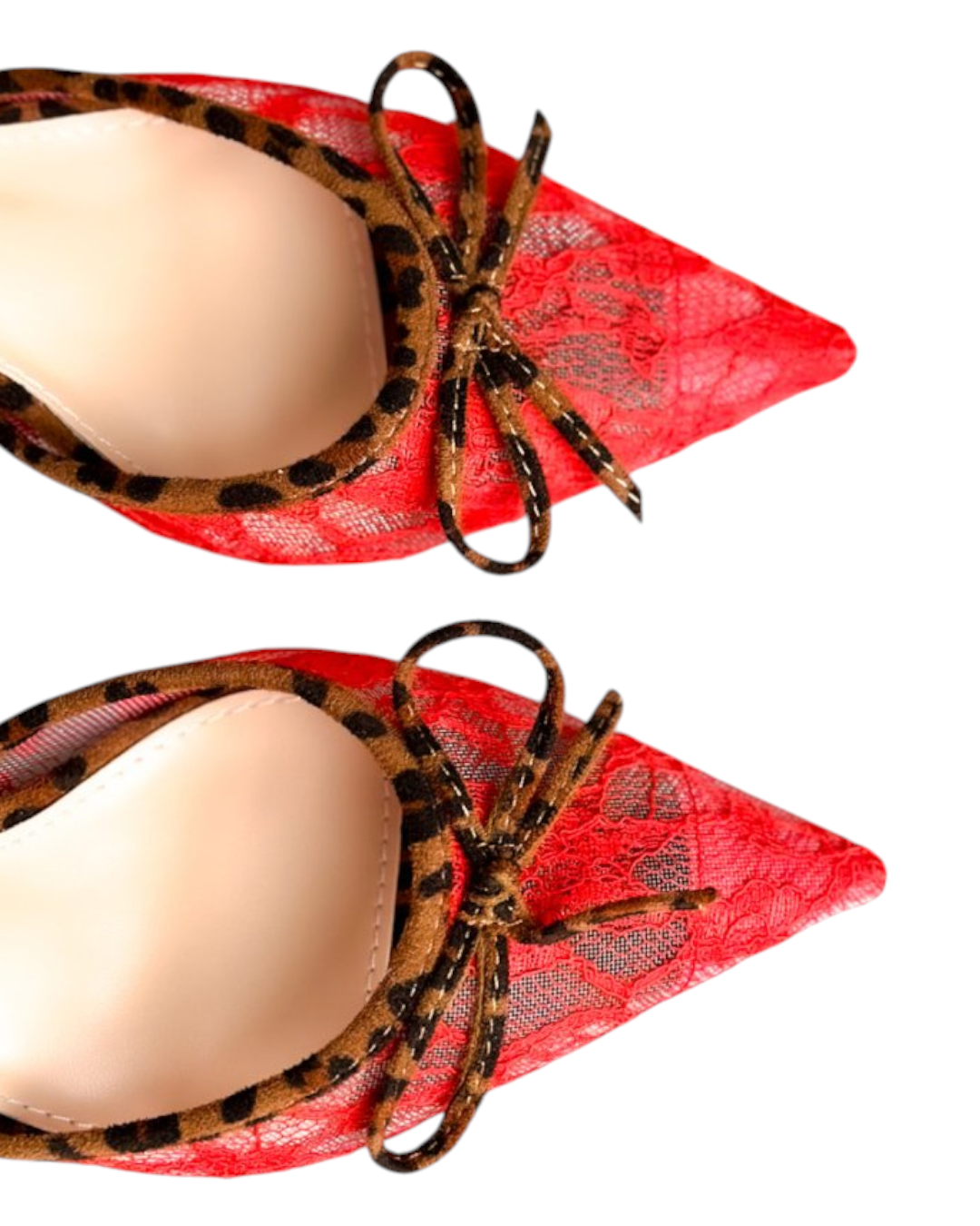 حذاء بكعب عالٍ من الدانتيل الأحمر ونقشة الفهد