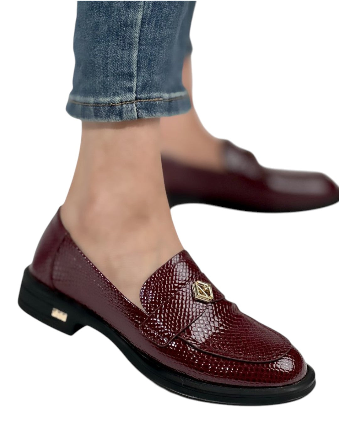 حذاء لوفر "طبي" بنقشة جلد الثعبان ولون عنابي لامع