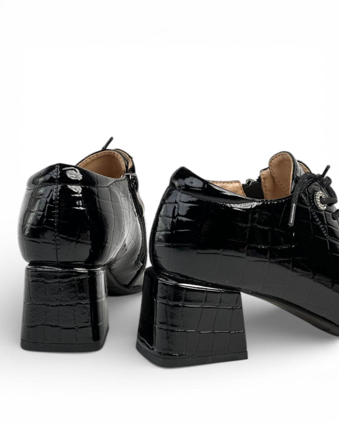 حذاء لوفر "طبي" ذو شبكة ذهبية واسعة ومقدمة مربعة