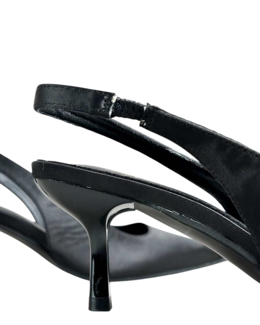 أحذية بكعب عالٍ مدببة من الأمام