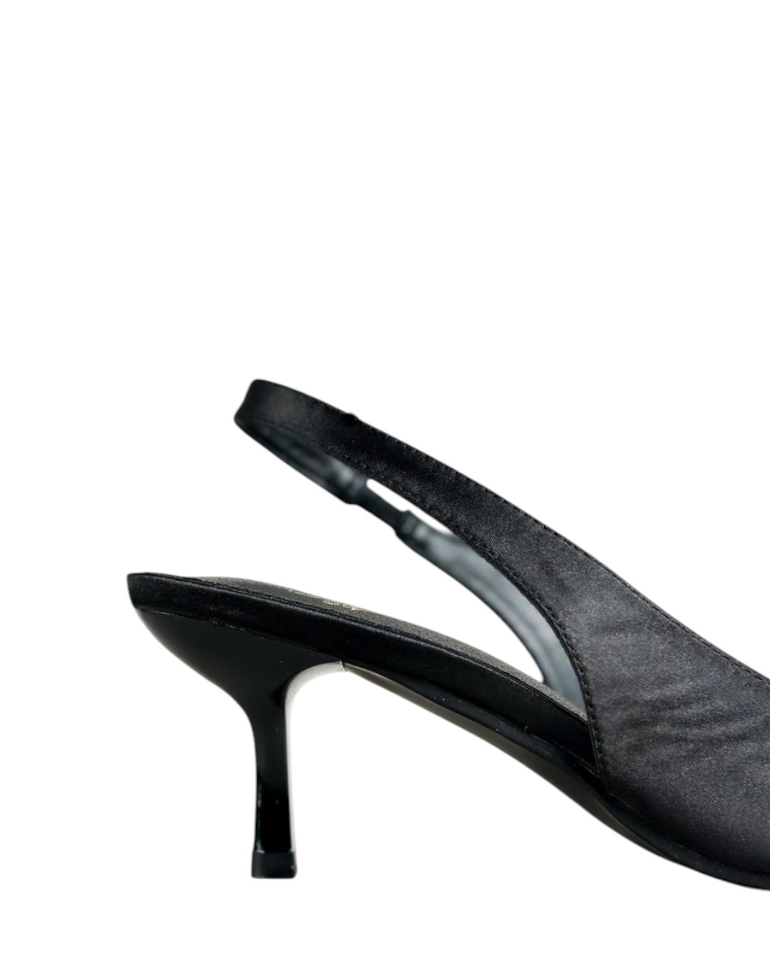 أحذية بكعب عالٍ مدببة من الأمام