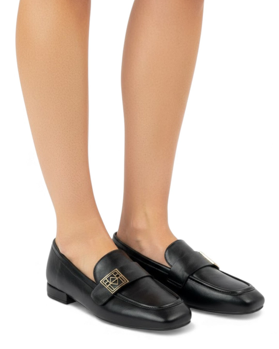 لوفر جلد ذو تفاصيل معدنية