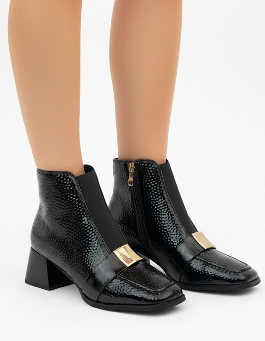 حذاء جلدي ذو مقدمة مربعة وإبزيم ذهبي